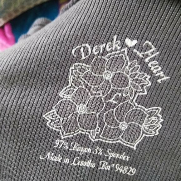 Gray Derek Heart short sleeve tee size small - Picture 4 of 4